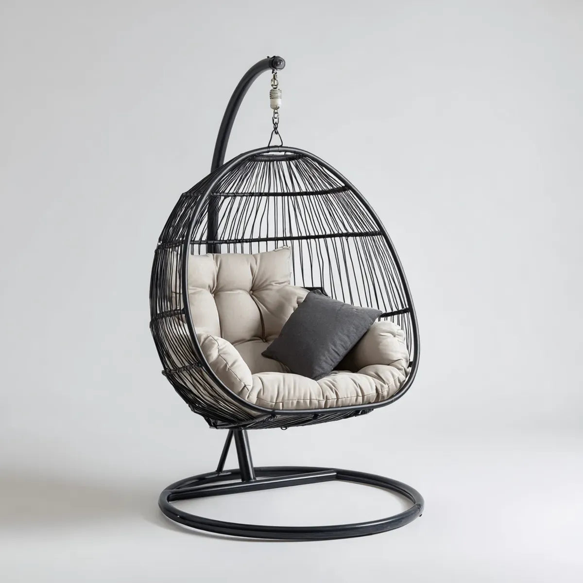Fauteuil suspendu ?uf sur pied noir et beige en acier thermolaqu¨¦ et rotin PE 105 x 105 x 195 cm